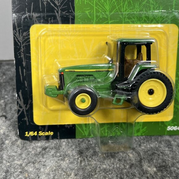 2000 1/64 John Deere 8200 Tractor 2WD - Picture 2 of 7